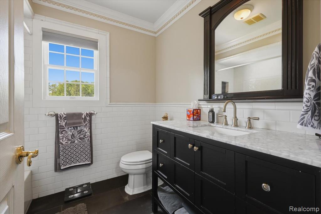 5685 Crescent Road, Waterford, MI 48327 — Photo 31