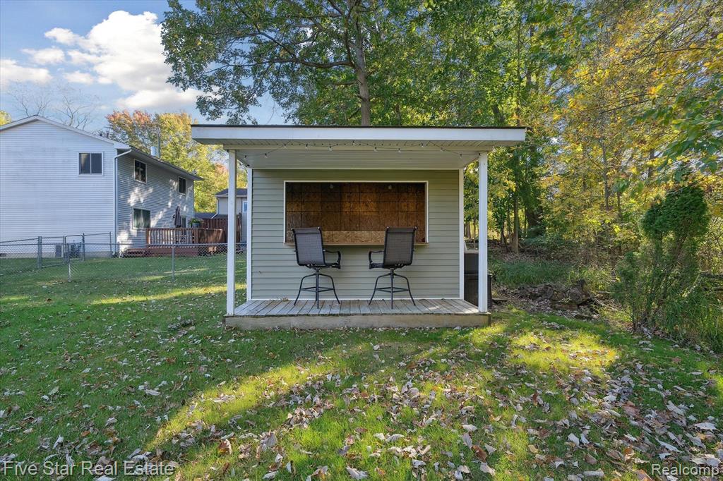 490 CLAYBURN Boulevard, Waterford, MI 48327 — Photo 38