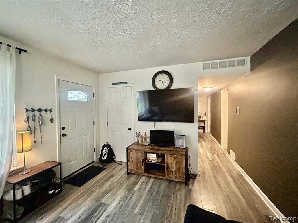 511 Alfred Court, Ortonville, MI 48462 — Photo 3