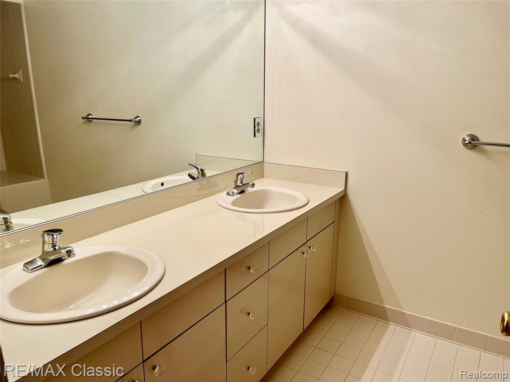 7663 Danbury Circle, West Bloomfield, MI — Photo 24