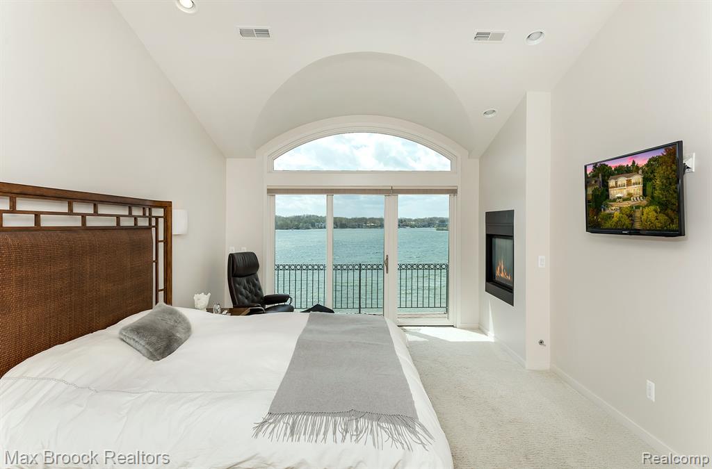 5681 SHORE Drive, Orchard Lake Village, MI 48324 — Photo 27