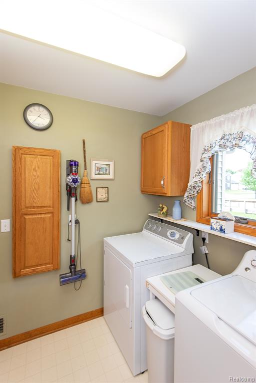 906 VILLAGE Drive, Davison, MI 48423 — Photo 33