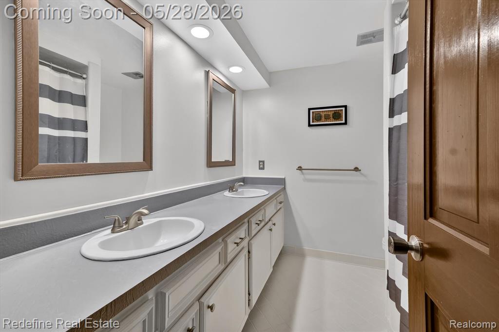 4296 Barcroft Way, West Bloomfield, MI 48323 — Photo 33