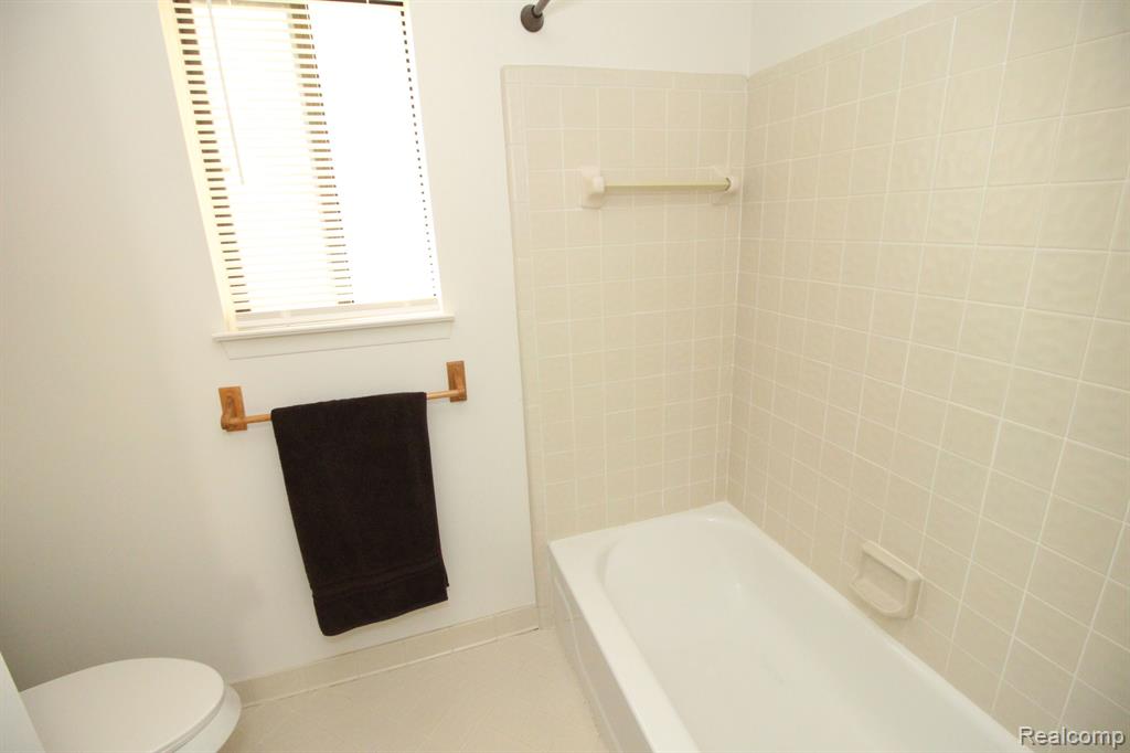 40831 HIGHPOINTE Drive, Clinton Twp, MI 48038 — Photo 31