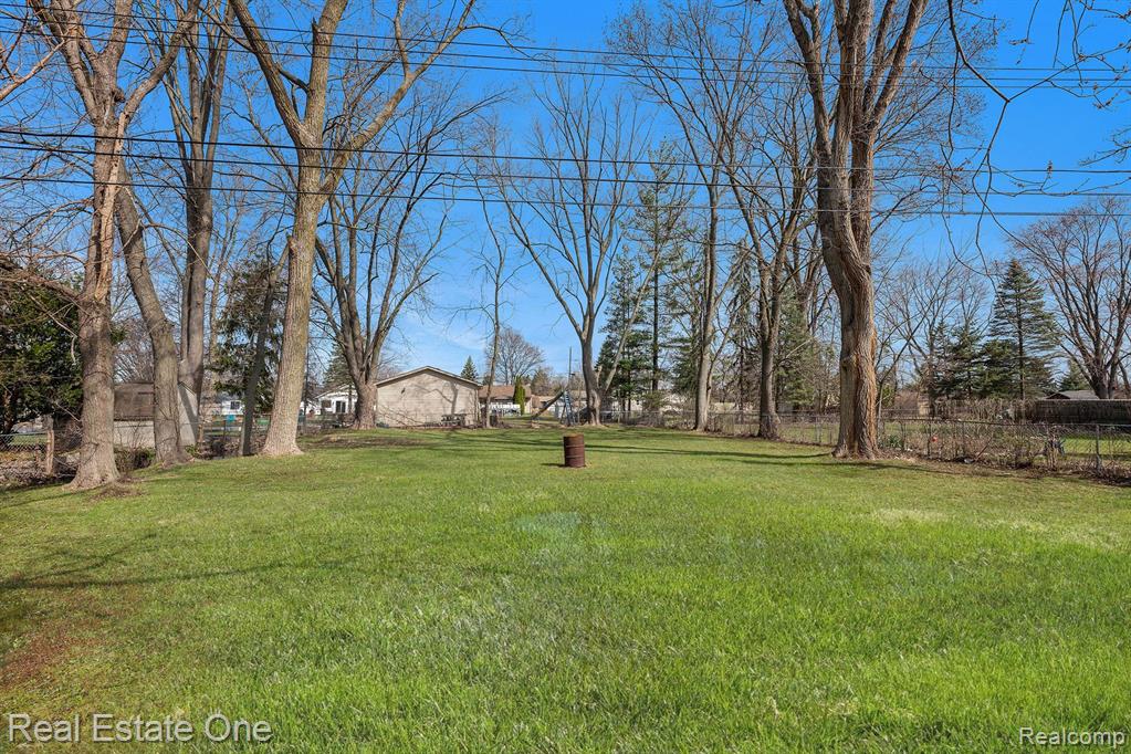 851 MARENGO Drive, Troy, MI 48085 — Photo 32