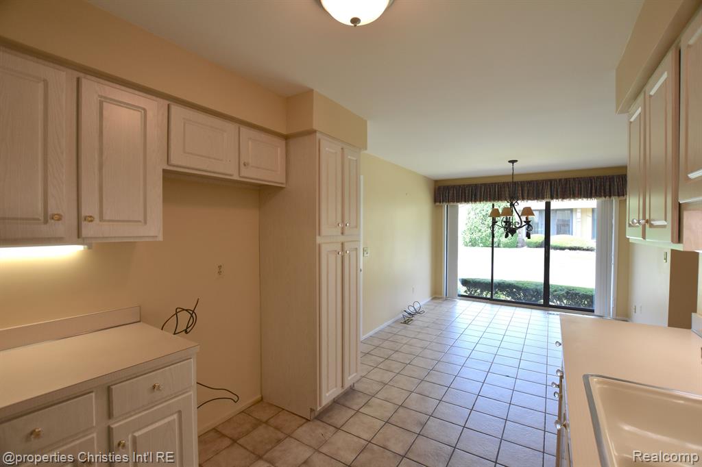 1752 S HILL Boulevard, Bloomfield Hills, MI 48304 — Photo 11