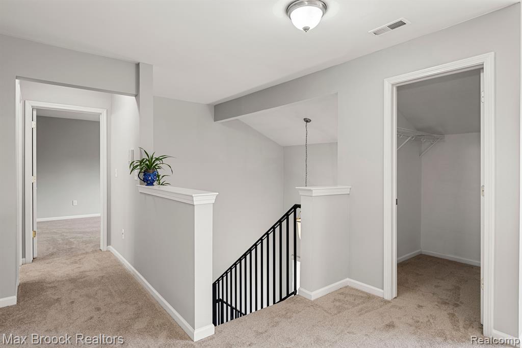 9203 FARMINGDALE Lane, Walled Lake, MI 48390 — Photo 5