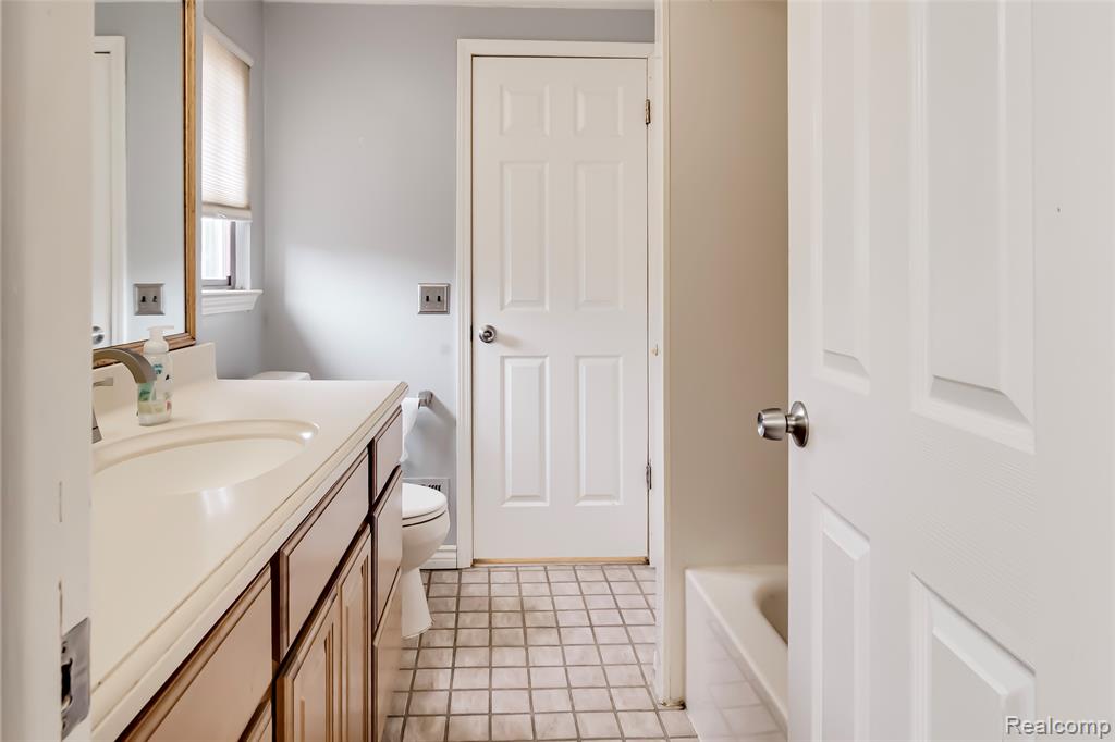24705 Colonial Drive, Woodhaven, MI 48183 — Photo 45