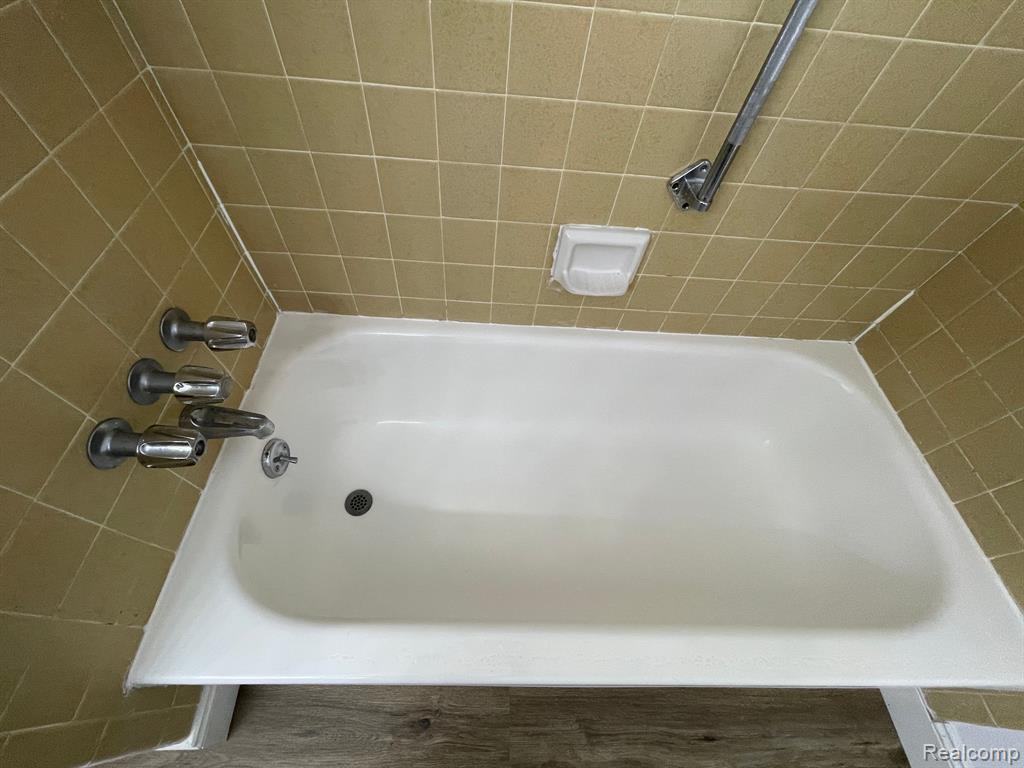 7599 MANOR CIR, Westland, MI — Photo 17