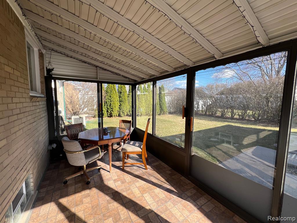 5120 CANTERBURY Lane, Warren, MI 48092 — Photo 9