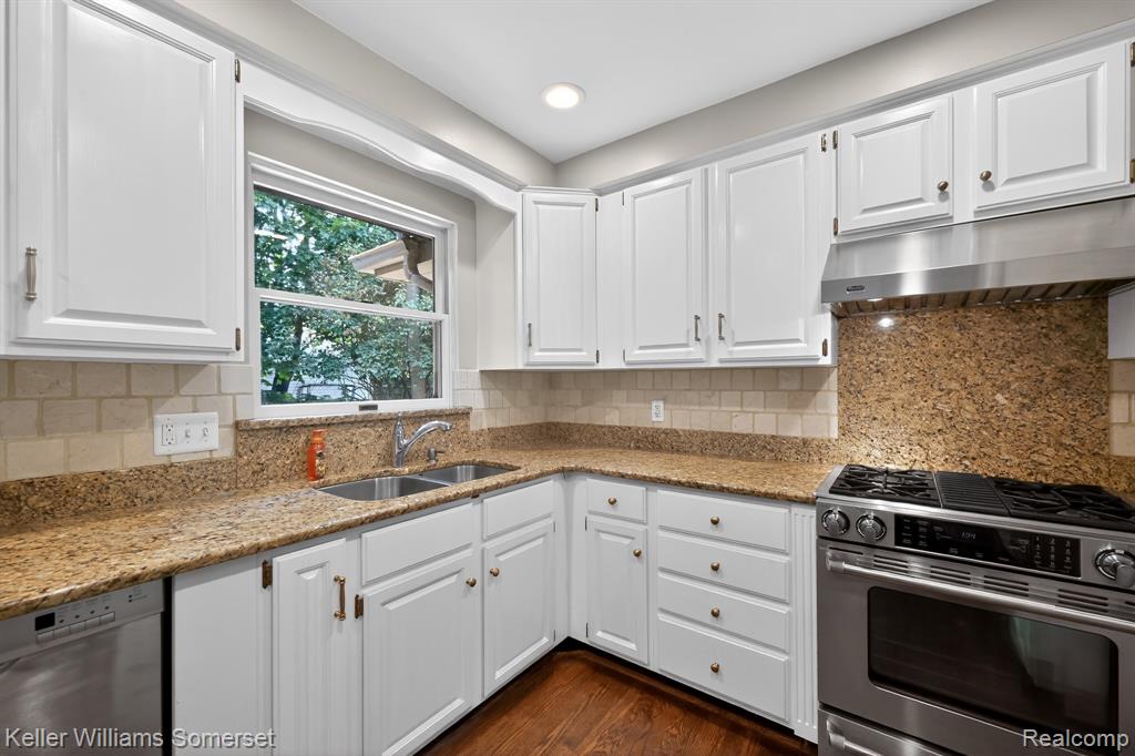 1681 Oxford Road, Grosse Pointe Woods, MI 48236 — Photo 10