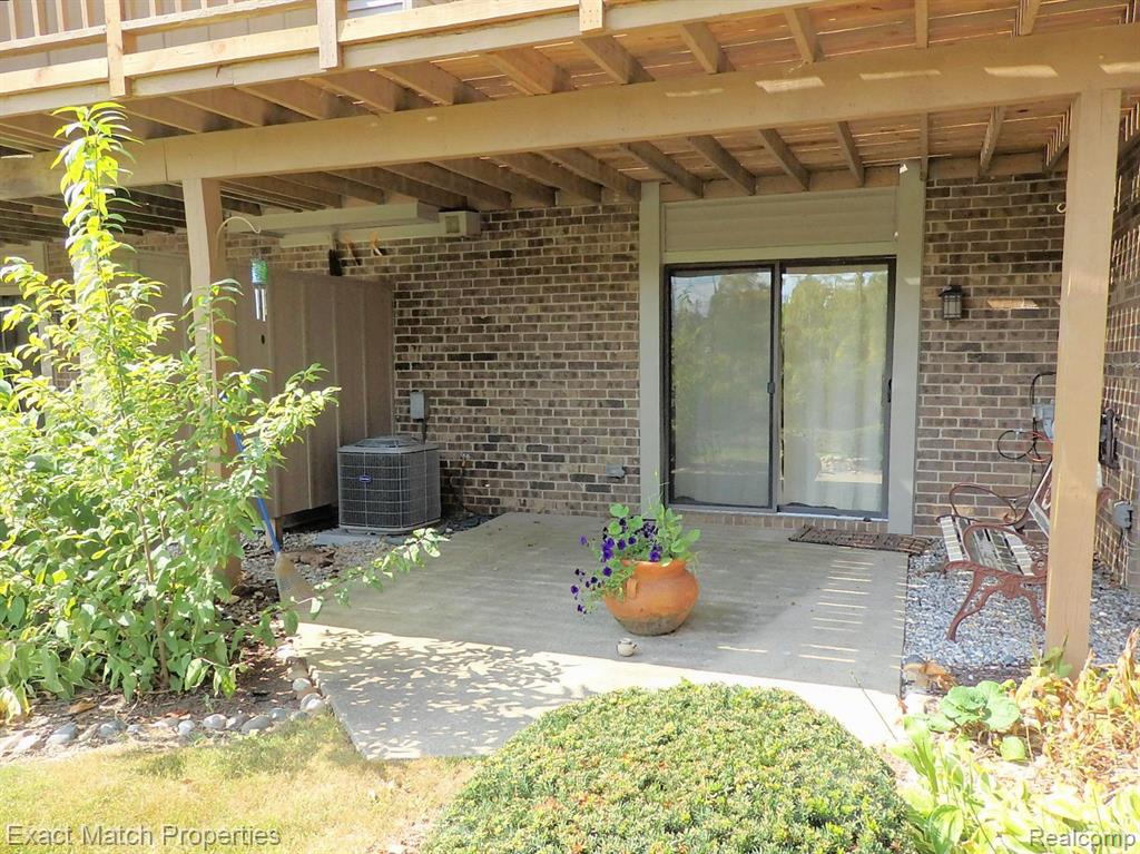 6896 NORTHCREST Way E, 15, Clarkston, MI — Photo 11