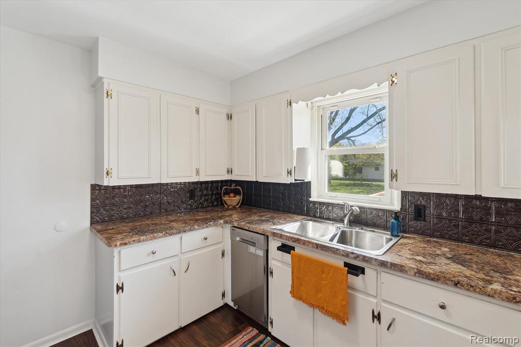 528 JAMES CONNIS Drive, Flushing, MI 48433 — Photo 14