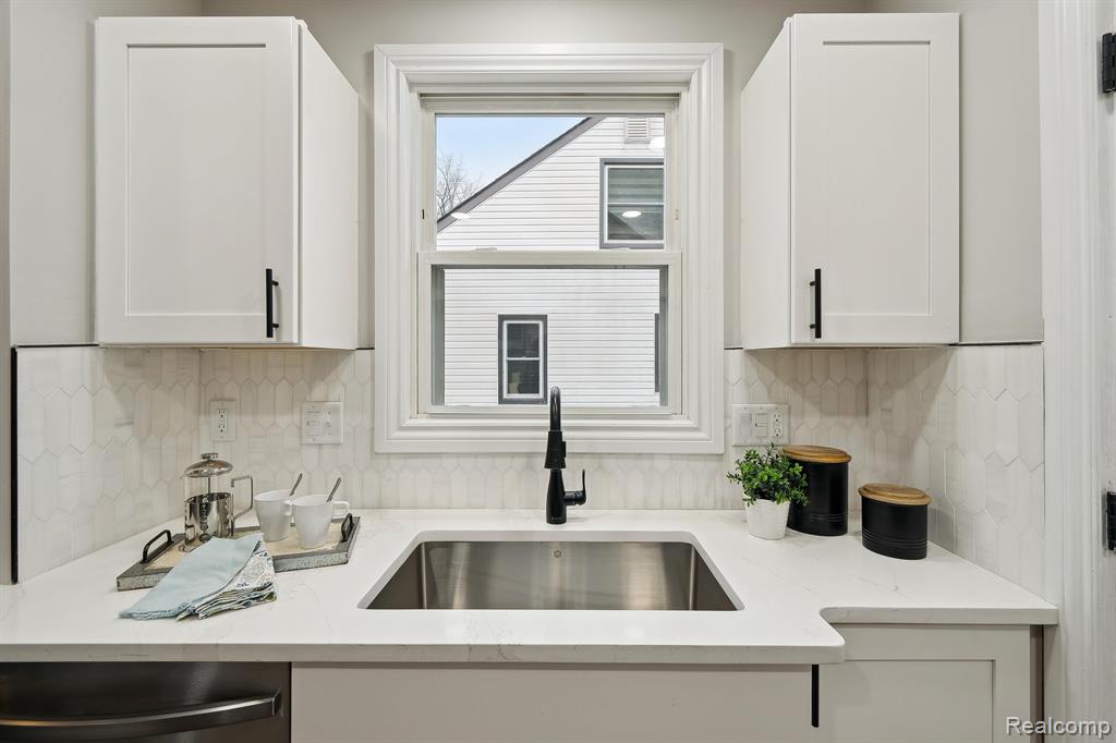 921 N EDGEWORTH Avenue, Royal Oak, MI 48067 — Photo 14