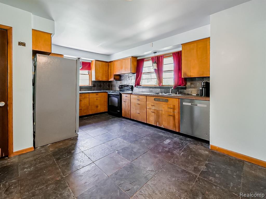 9745 MARSHALL Road, South Lyon, MI 48178 — Photo 8