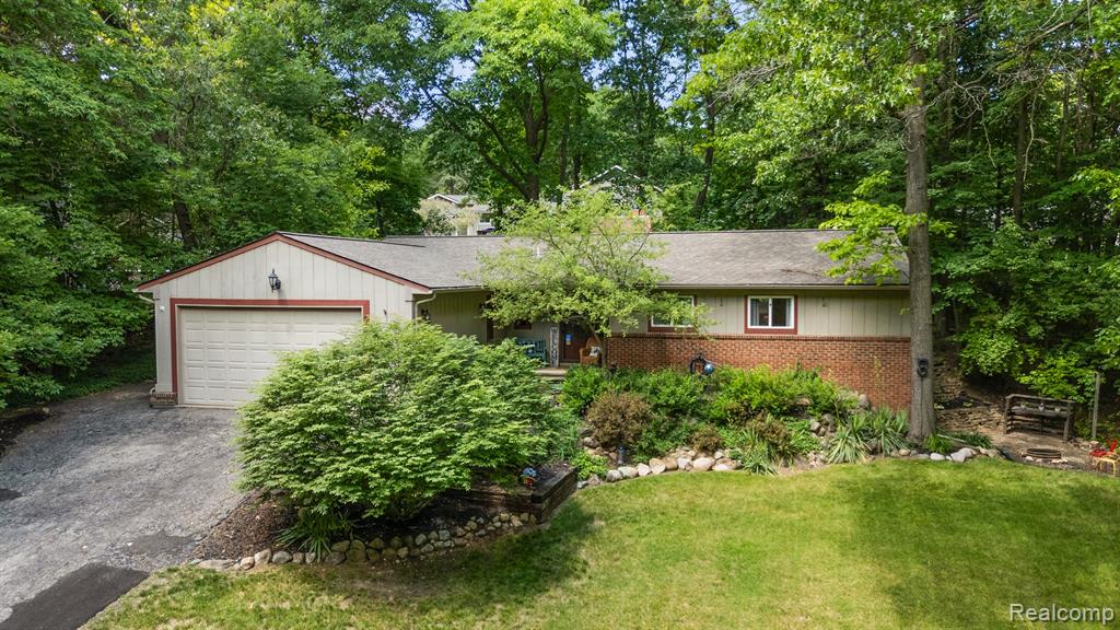 5108 O AW WEN SA Drive, Clarkston, MI 48348 — front exterior