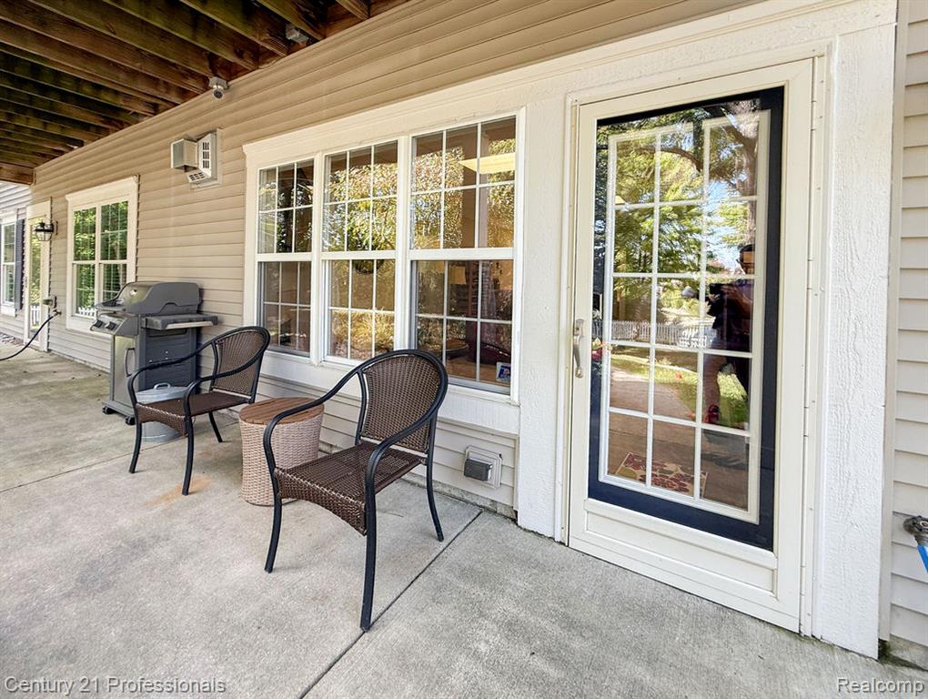767 E Bluff Court, Rochester Hills, MI 48307 — Photo 7