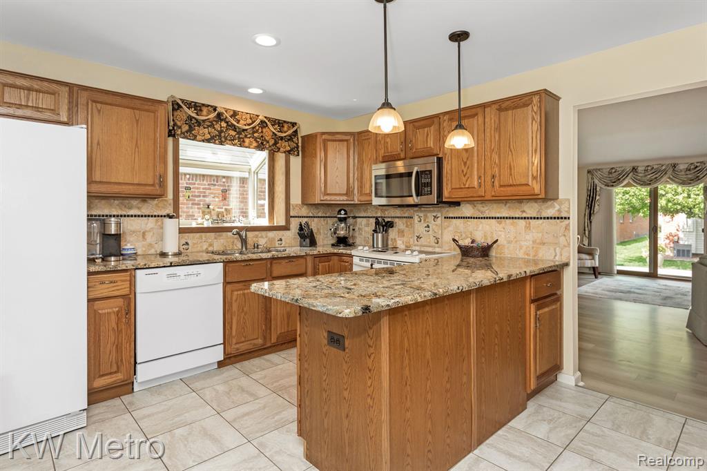 41667 WESTBURY Lane, Clinton Twp, MI 48038 — Photo 11