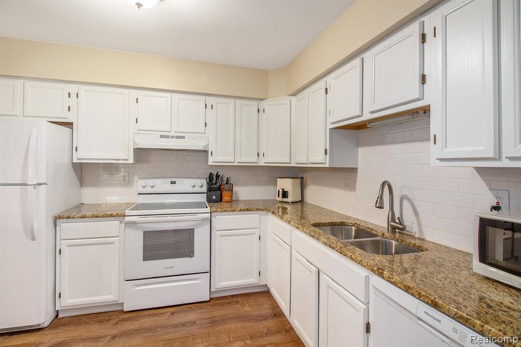 61216 GREENWOOD Drive, South Lyon, MI 48178 — Photo 8