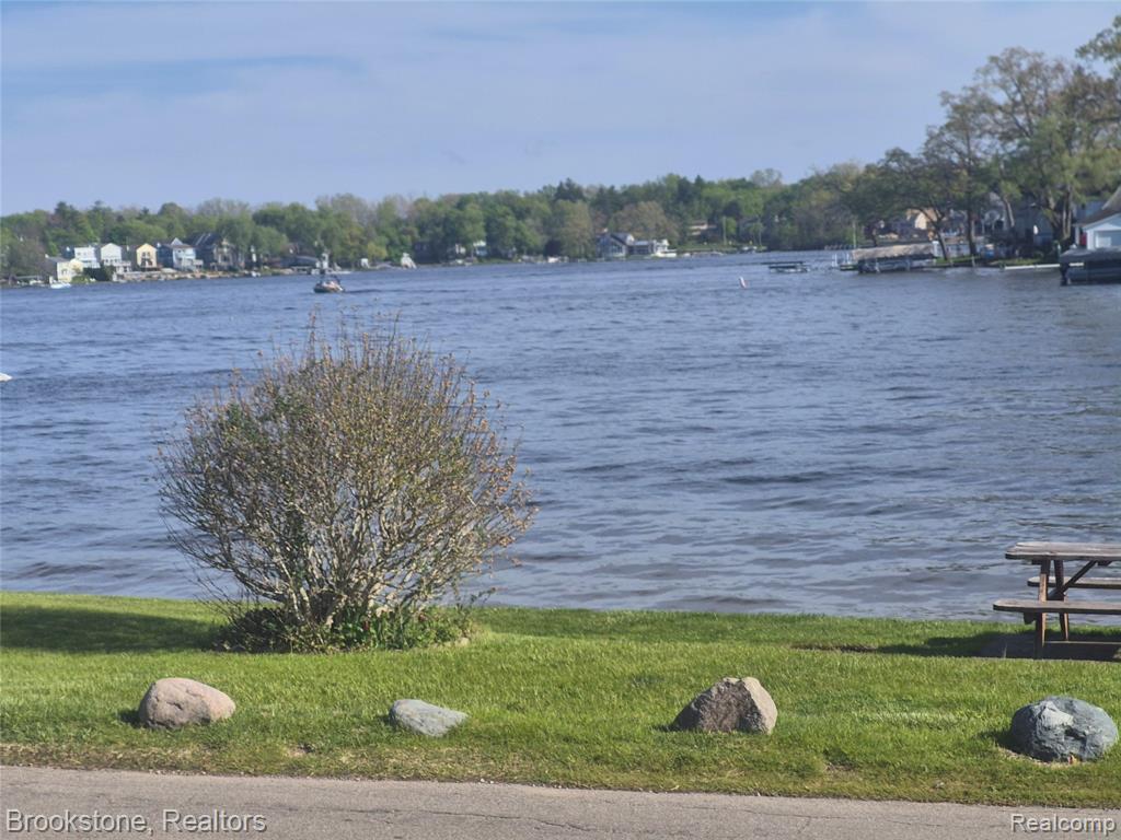 612 Buena Vista Avenue, Lake Orion, MI 48362 — Photo 3