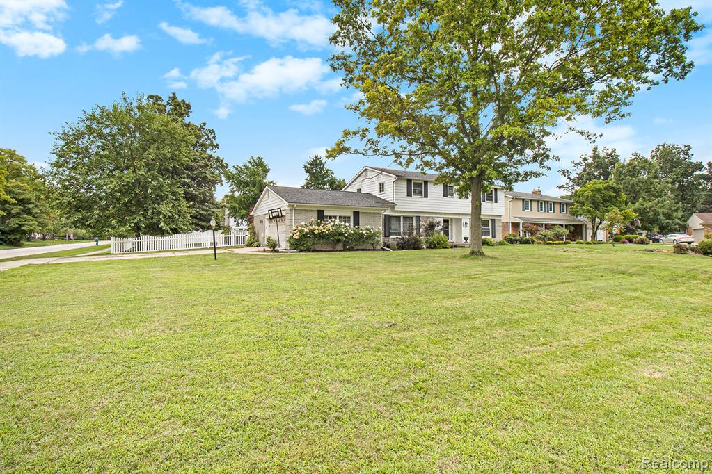 26031 Hidden Lane, Grosse Ile, MI 48138 — Photo 36