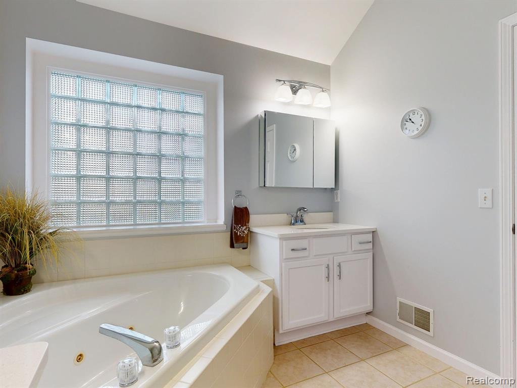 4400 Oak Tree Trail, Fenton, MI 48430 — Photo 32
