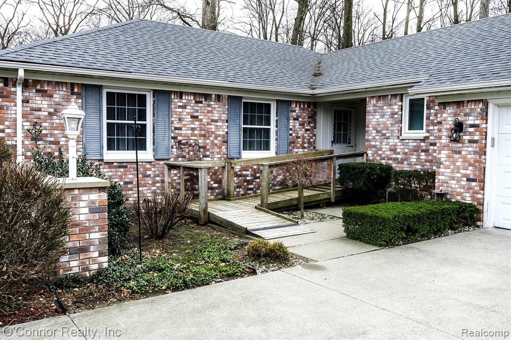 4291 QUAKER HILL Drive, Fort Gratiot, MI 48059 — Photo 2