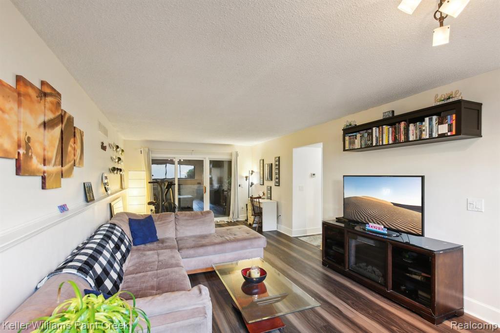 42378 LOCHMOOR Street, Clinton Twp, MI 48038 — Photo 9