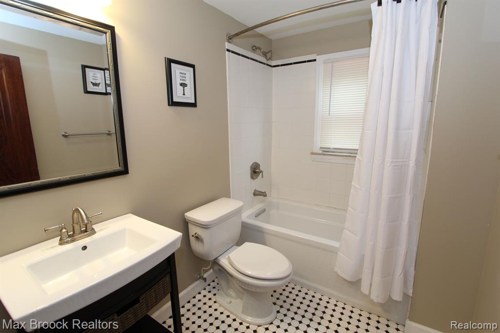 506 N NEWBURGH Road, Westland, MI — Photo 16