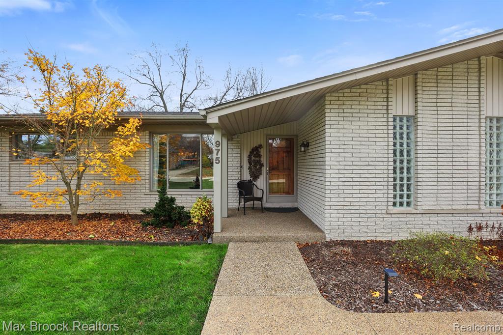 975 HUNTSFORD Drive, Troy, MI 48084 — Photo 3