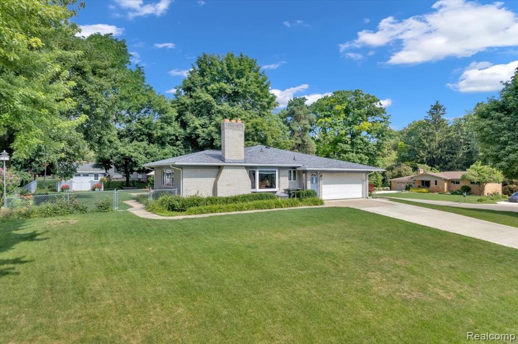 724 Lynndale Drive, Rochester Hills, MI 48309 — Photo 2