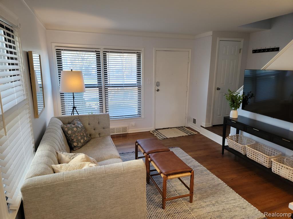 614 E 13 MILE Road, Royal Oak, MI 48073 — Photo 5
