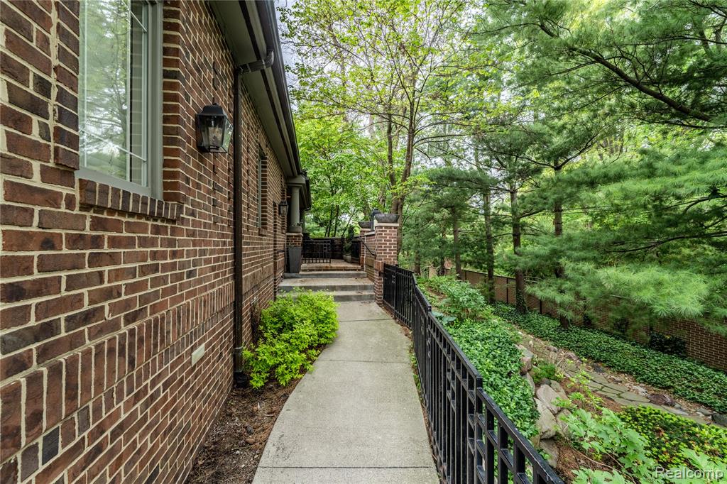 4054 Cranbrook Court, Bloomfield Hills, MI 48301 — Photo 48