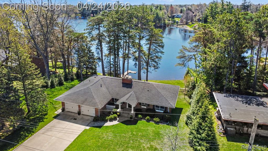 1085 Abseguami Trail, Lake Orion, MI 48362 — front exterior