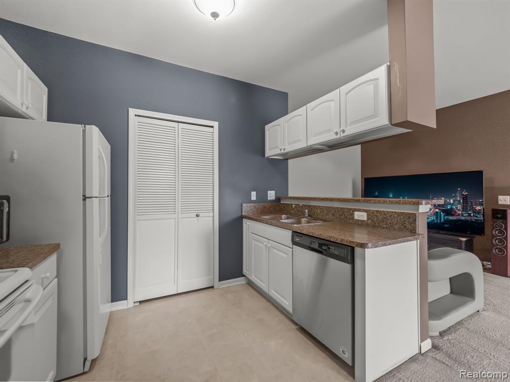 7683 AMBASSADOR Drive, Shelby Twp, MI 48316 — Photo 12