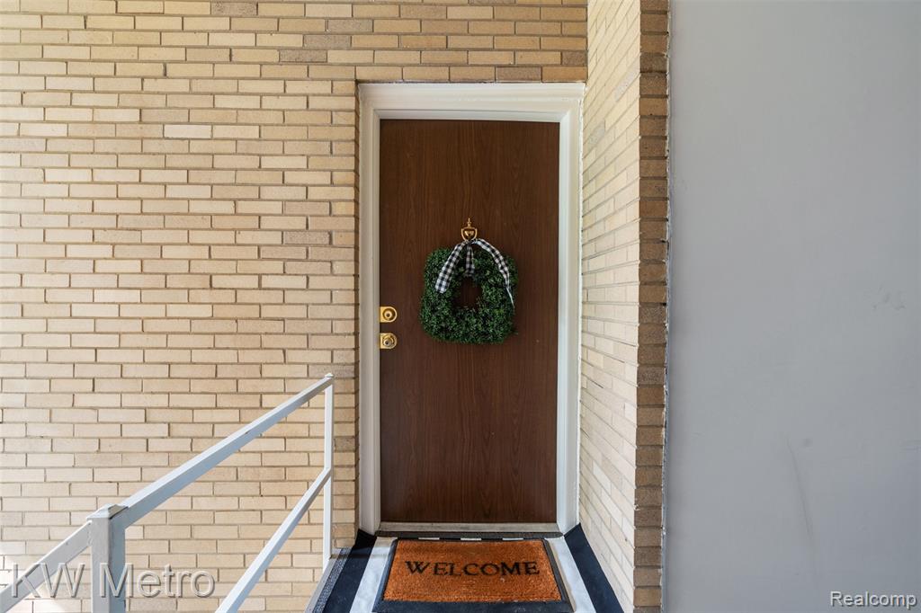 4909 Crooks Road, E8, Royal Oak, MI 48073 — Photo 2