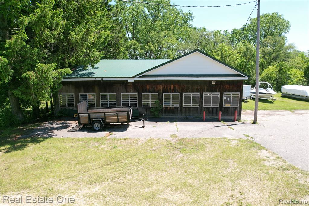 1325 S Hospital Road, Waterford, MI 48327 — Photo 33