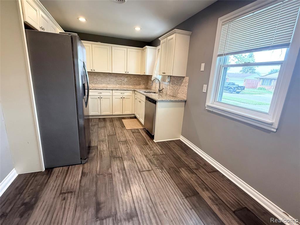 8210 Liberty Boulevard, Westland, MI — Photo 4
