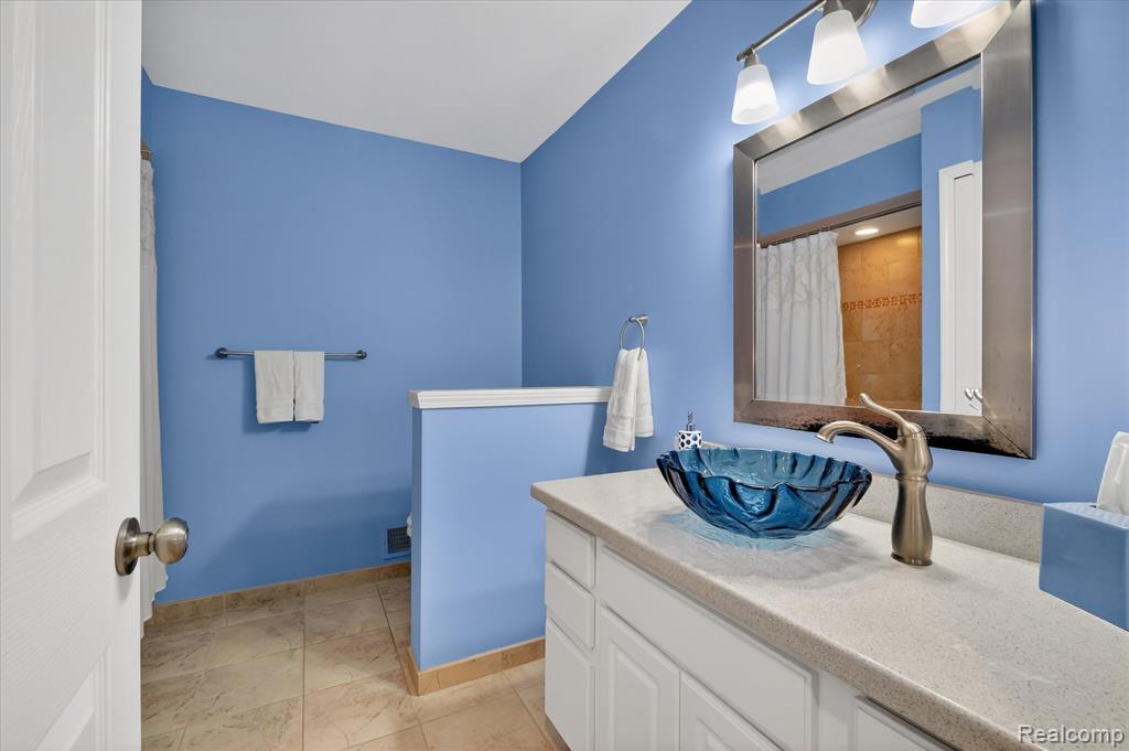 5124 Driftwood Drive, Commerce Twp, MI 48382 — Photo 17
