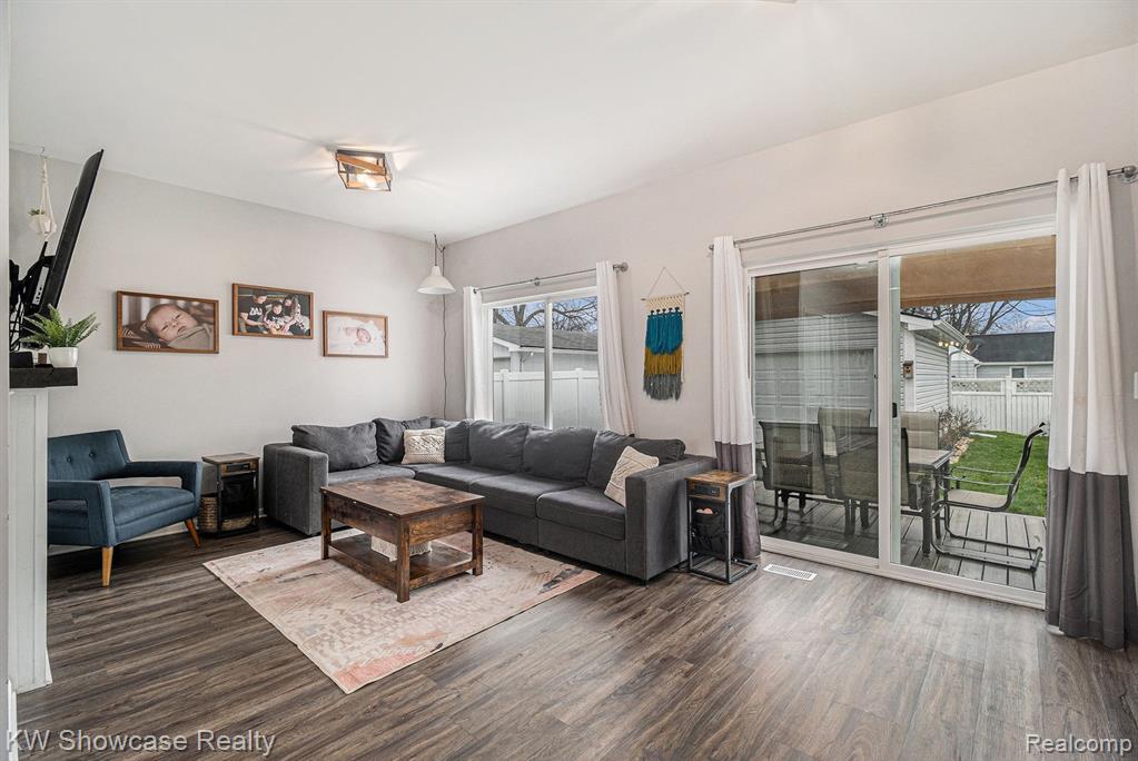 71 W SHEVLIN Avenue, Hazel Park, MI 48030 — Photo 5