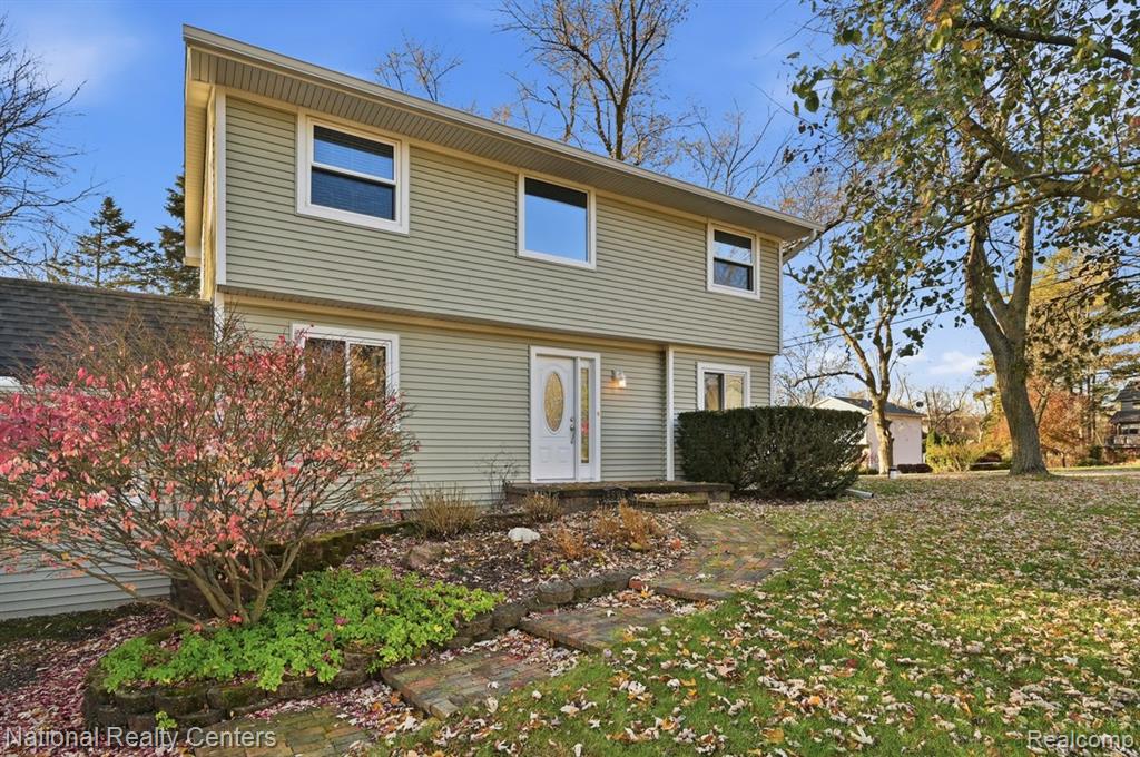 5595 Birdview Heights, Orchard Lake Village, MI 48324 — front exterior
