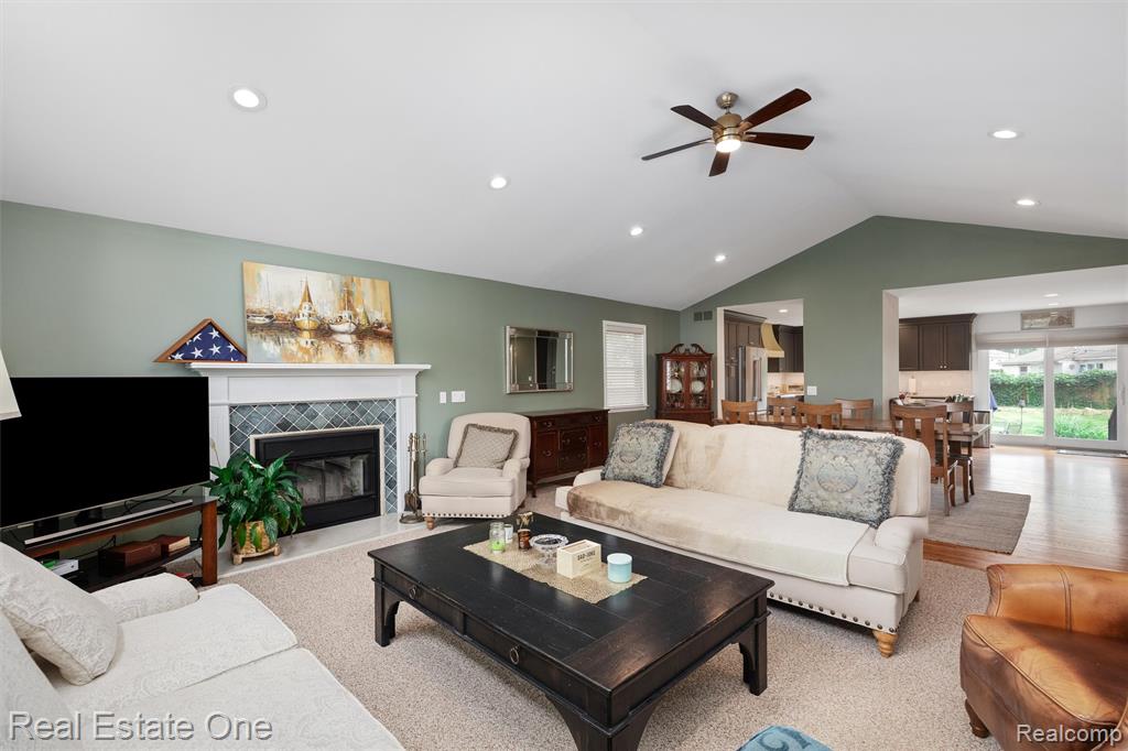 1045 Clara Street, Commerce Twp, MI 48390 — Photo 9