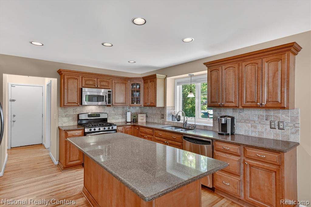9326 Park Lane, Commerce Twp, MI 48382 — Photo 12