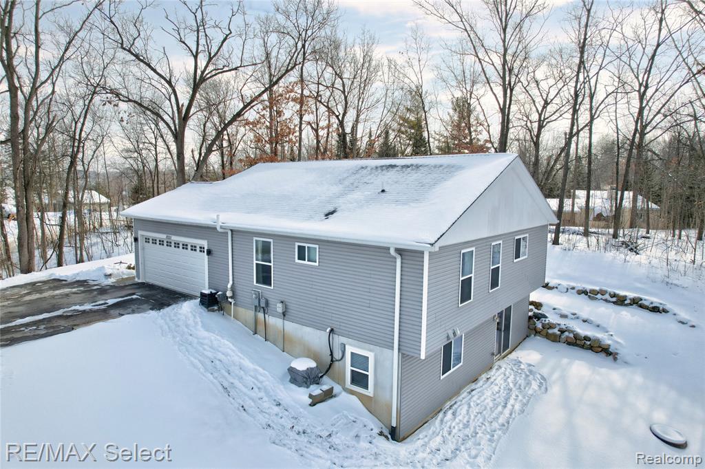 10311 Walnut Shores Drive, Fenton, MI 48430 — Photo 7