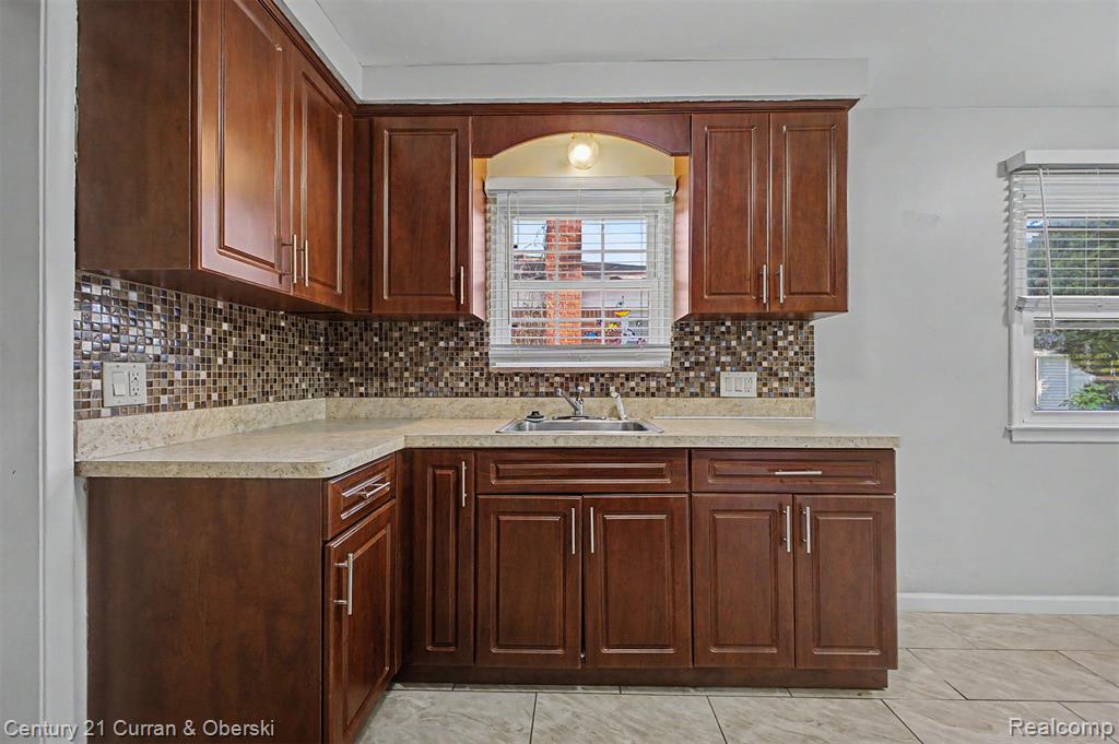 8212 GLENGARY Street, Dearborn Heights, MI 48127 — Photo 17