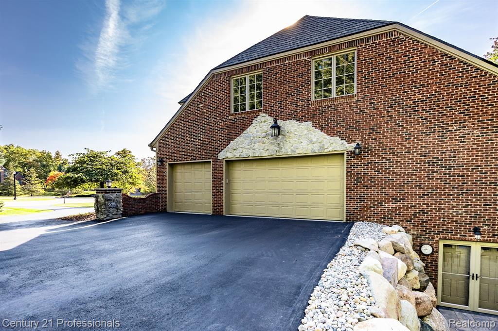 8242 Pine Hollow Court, Grand Blanc, MI 48439 — Photo 59