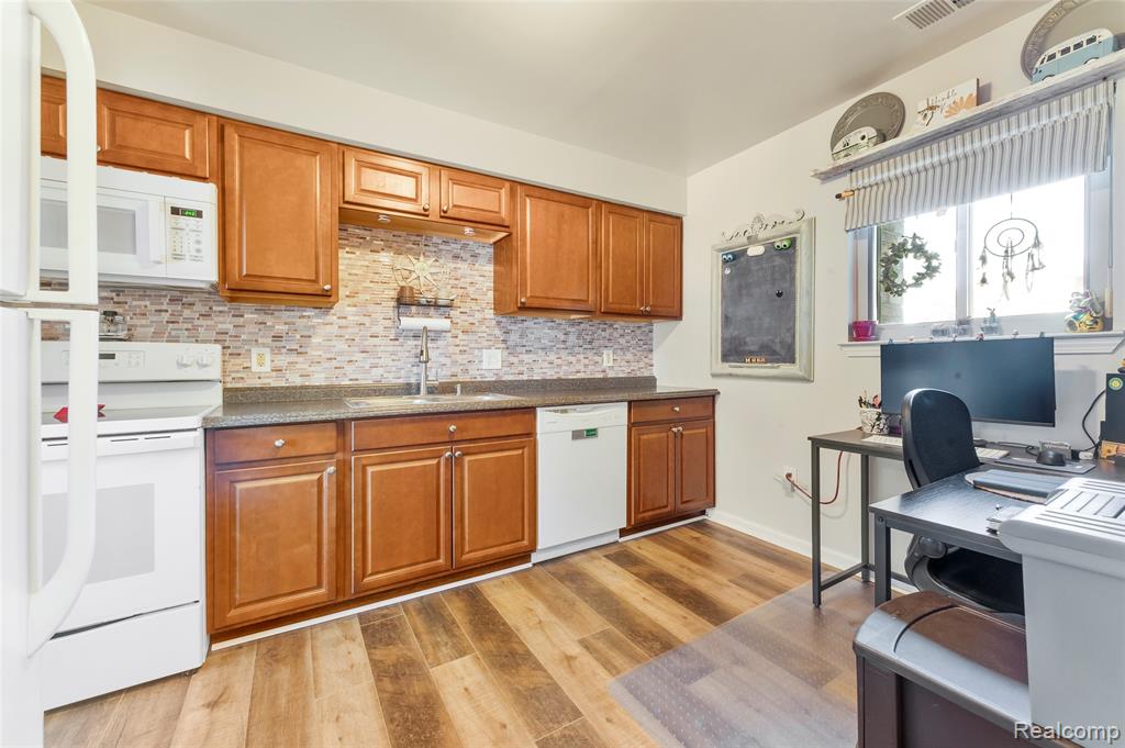 33585 Pondview Circle, 116, Livonia, MI 48152 — Photo 4