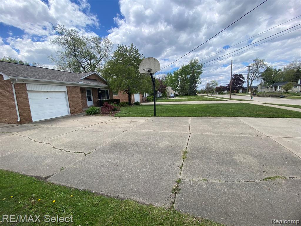 607 W Girard Avenue, Madison Heights, MI 48071 — Photo 3