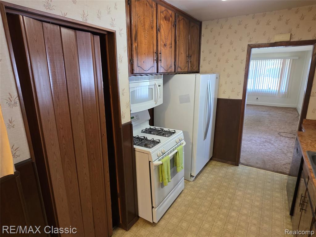 952 Lakeview Street, Waterford, MI 48328 — Photo 11