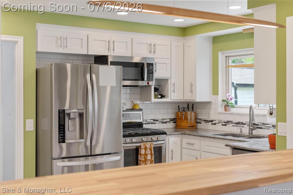 977 ROSLYN Road, Grosse Pointe Woods, MI 48236 — Photo 11
